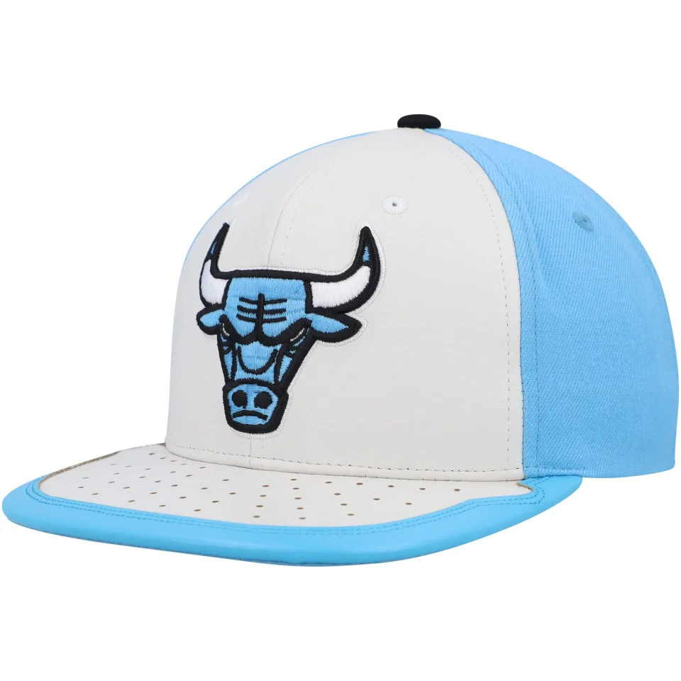 Frosted Men's Mitchell & Ness White/Light Blue Chicago Bulls Day One Snapback Hat - OSFA